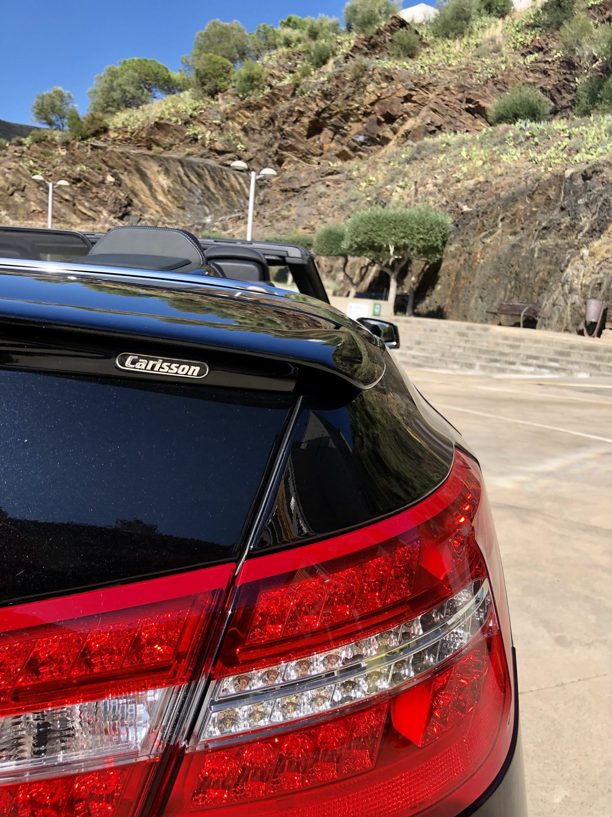Badge Carlsson sur le coffre de la Mercedes noire