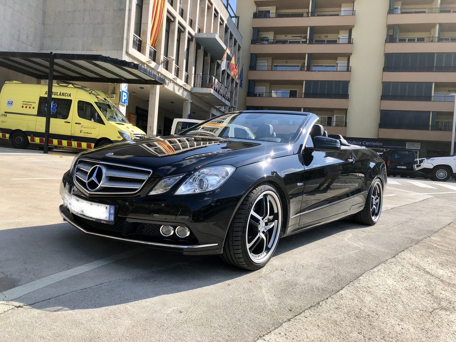 Mercedes E 250 CGI Cabriolet Carlsson noire, capote ouverte, sur la côte catalane.